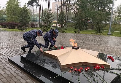Росгвардейцы в канун Дня Победы возложили цветы к Вечному огню в Одинцово